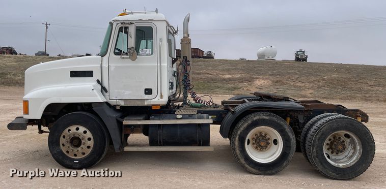 image for item DN4561 2001 Mack CH613  semi truck