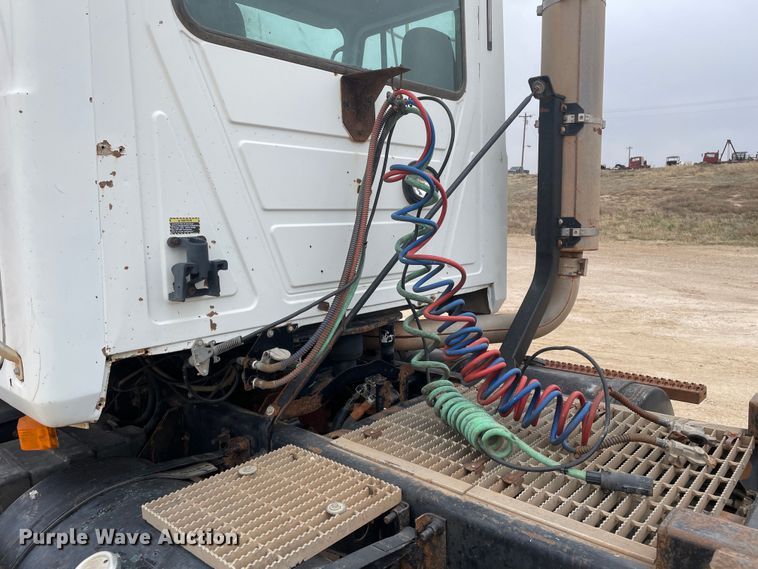 image for item DN4561 2001 Mack CH613  semi truck