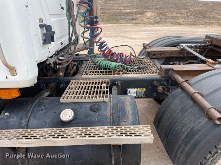 image for item DN4561 2001 Mack CH613  semi truck