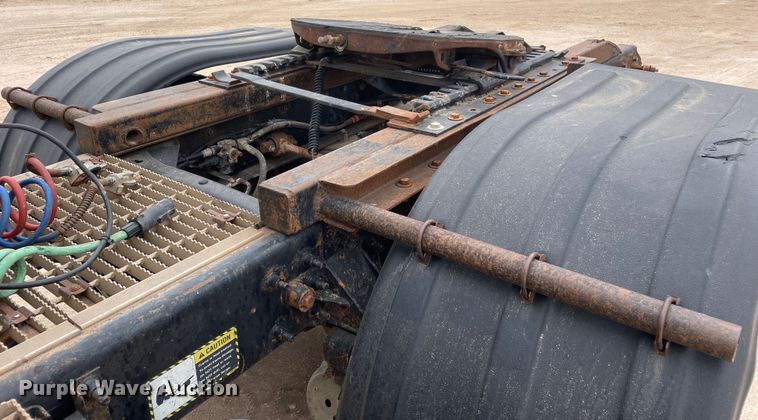 image for item DN4561 2001 Mack CH613  semi truck