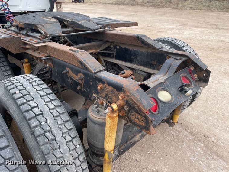 image for item DN4561 2001 Mack CH613  semi truck