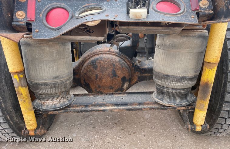 image for item DN4561 2001 Mack CH613  semi truck