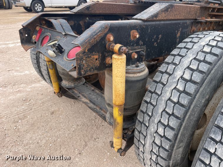 image for item DN4561 2001 Mack CH613  semi truck