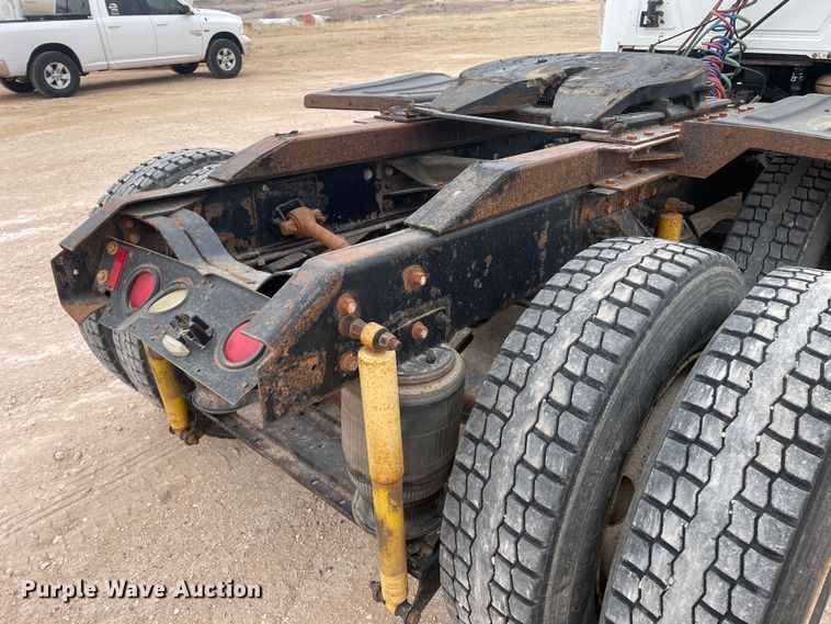 image for item DN4561 2001 Mack CH613  semi truck