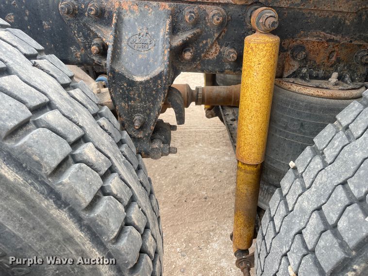 image for item DN4561 2001 Mack CH613  semi truck