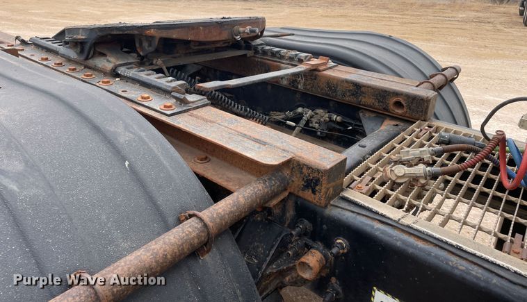 image for item DN4561 2001 Mack CH613  semi truck