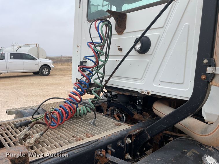 image for item DN4561 2001 Mack CH613  semi truck