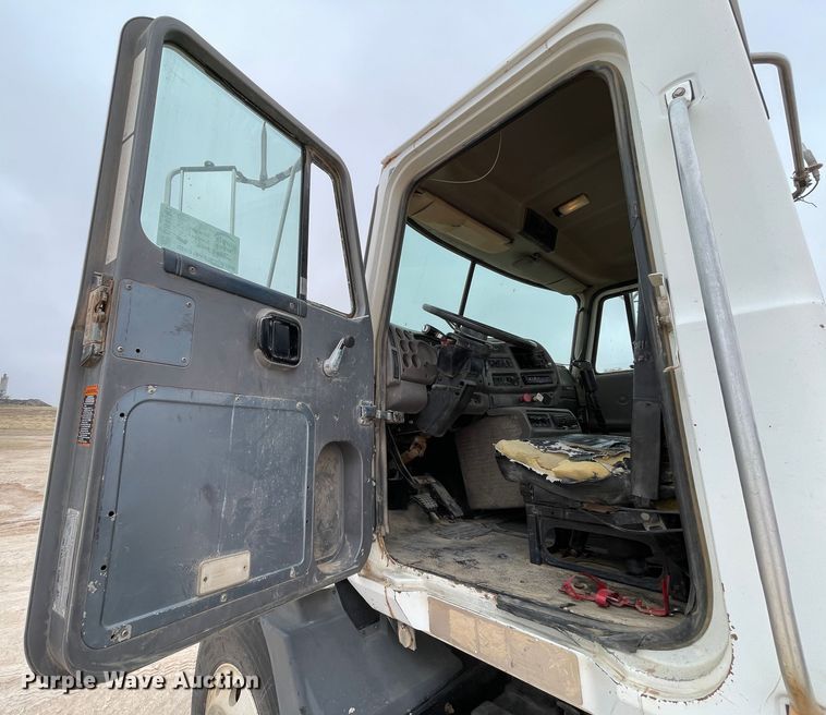 image for item DN4561 2001 Mack CH613  semi truck