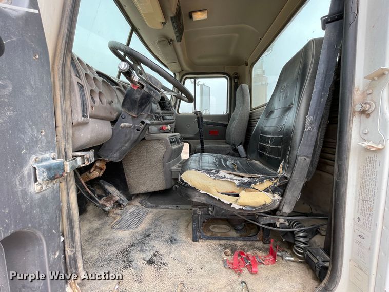 image for item DN4561 2001 Mack CH613  semi truck