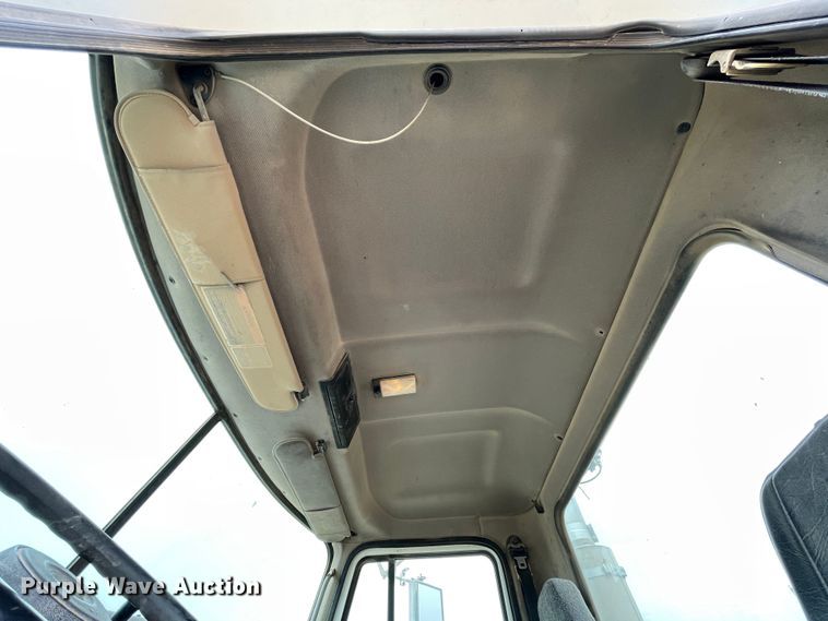 image for item DN4561 2001 Mack CH613  semi truck