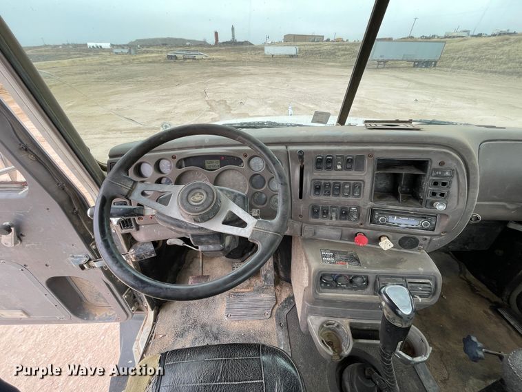 image for item DN4561 2001 Mack CH613  semi truck