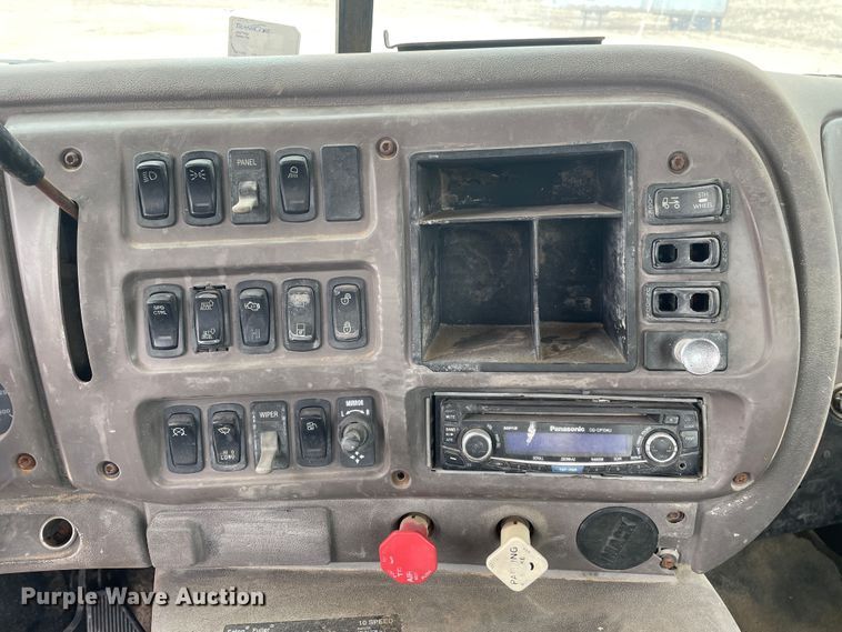 image for item DN4561 2001 Mack CH613  semi truck