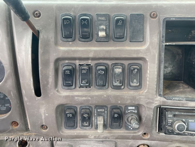 image for item DN4561 2001 Mack CH613  semi truck