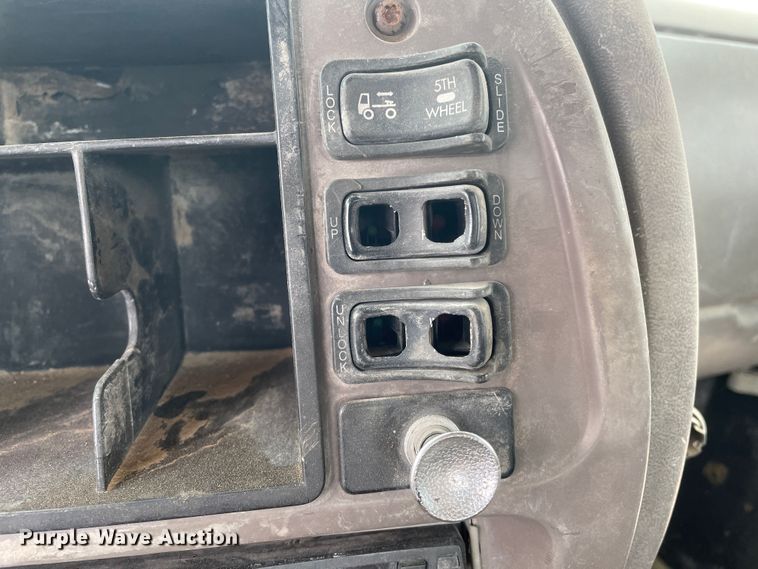 image for item DN4561 2001 Mack CH613  semi truck