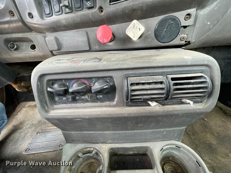 image for item DN4561 2001 Mack CH613  semi truck