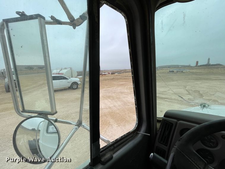 image for item DN4561 2001 Mack CH613  semi truck