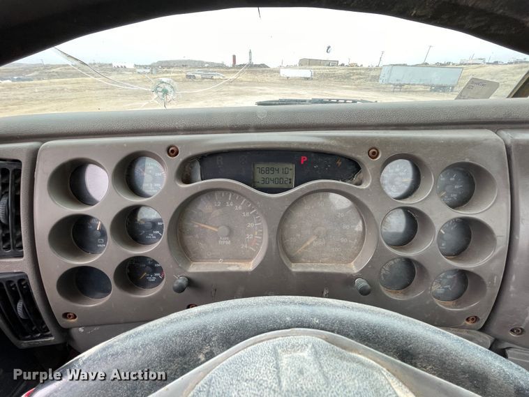 image for item DN4561 2001 Mack CH613  semi truck