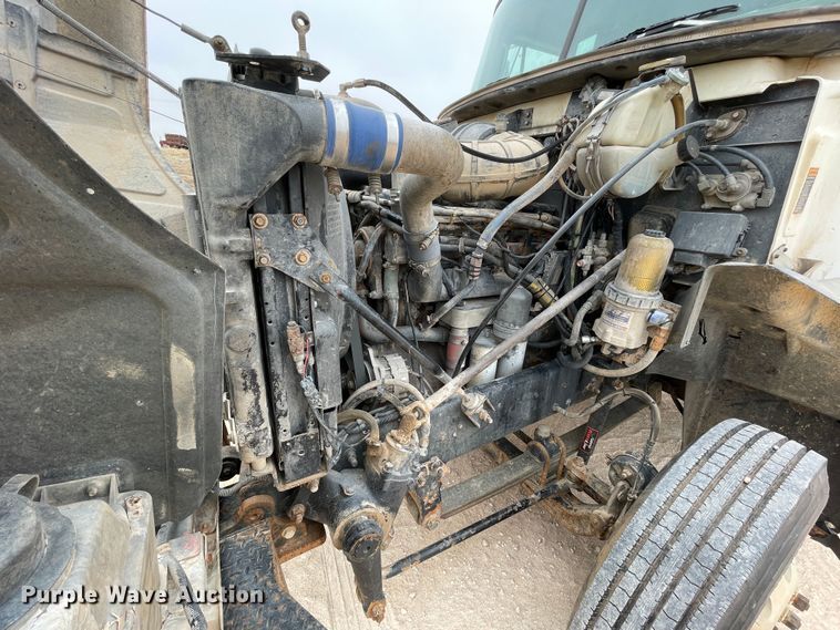 image for item DN4561 2001 Mack CH613  semi truck