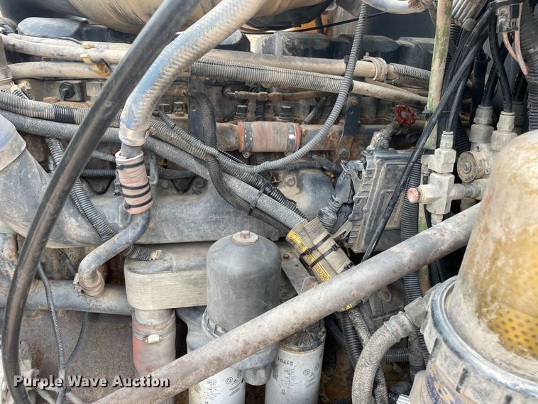 image for item DN4561 2001 Mack CH613  semi truck