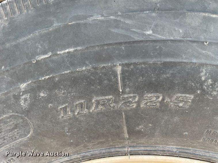 image for item DN4561 2001 Mack CH613  semi truck