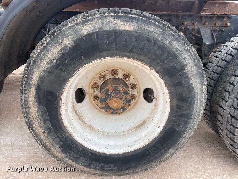 image for item DN4561 2001 Mack CH613  semi truck