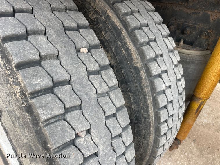 image for item DN4561 2001 Mack CH613  semi truck