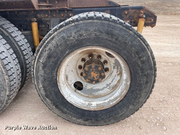 image for item DN4561 2001 Mack CH613  semi truck