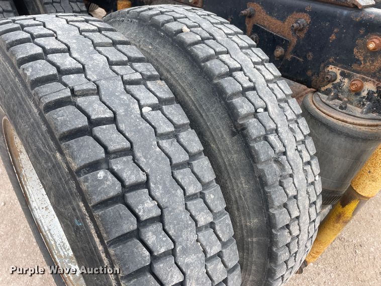 image for item DN4561 2001 Mack CH613  semi truck