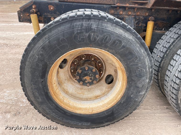 image for item DN4561 2001 Mack CH613  semi truck