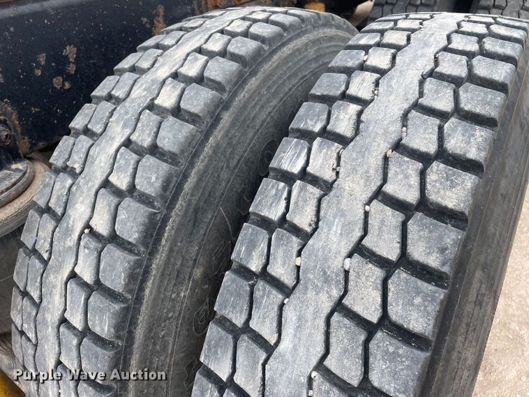 image for item DN4561 2001 Mack CH613  semi truck