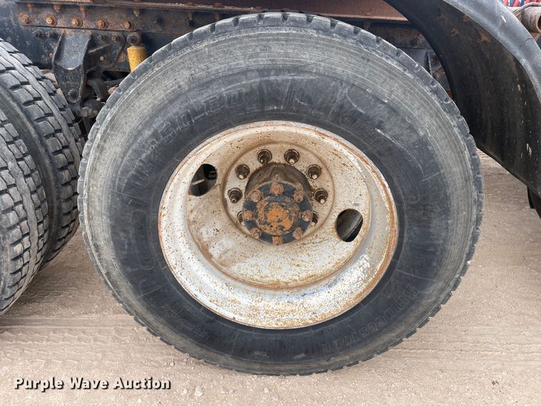 image for item DN4561 2001 Mack CH613  semi truck