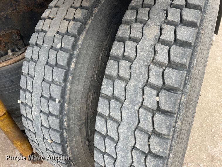 image for item DN4561 2001 Mack CH613  semi truck