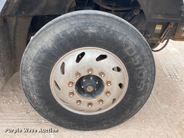 image for item DN4561 2001 Mack CH613  semi truck