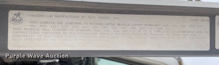 image for item DN4561 2001 Mack CH613  semi truck