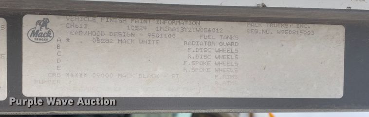 image for item DN4561 2001 Mack CH613  semi truck