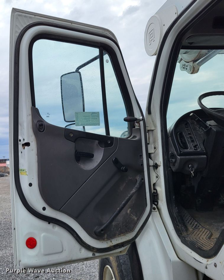 image for item DO3616 2010 Freightliner Business Class M2  bucket truck