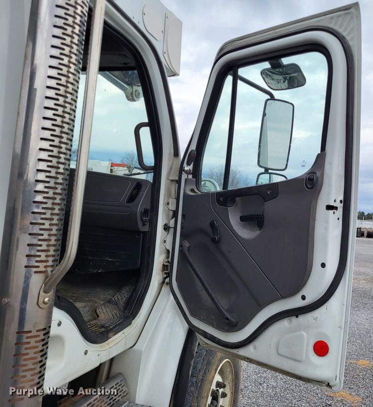 image for item DO3616 2010 Freightliner Business Class M2  bucket truck