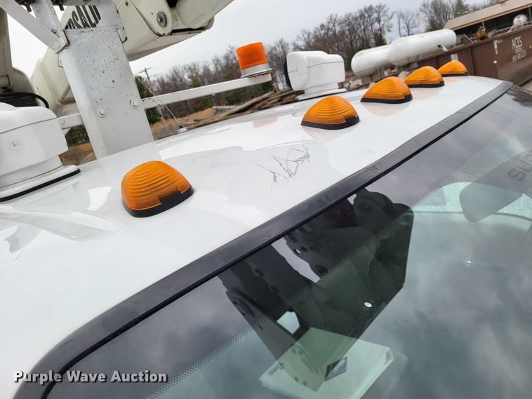 image for item DO3618 2010 Ford F550 Super Duty XLT  bucket truck