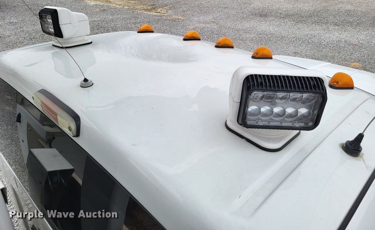 image for item DO3618 2010 Ford F550 Super Duty XLT  bucket truck