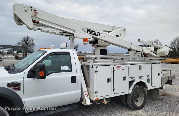 image for item DO3618 2010 Ford F550 Super Duty XLT  bucket truck