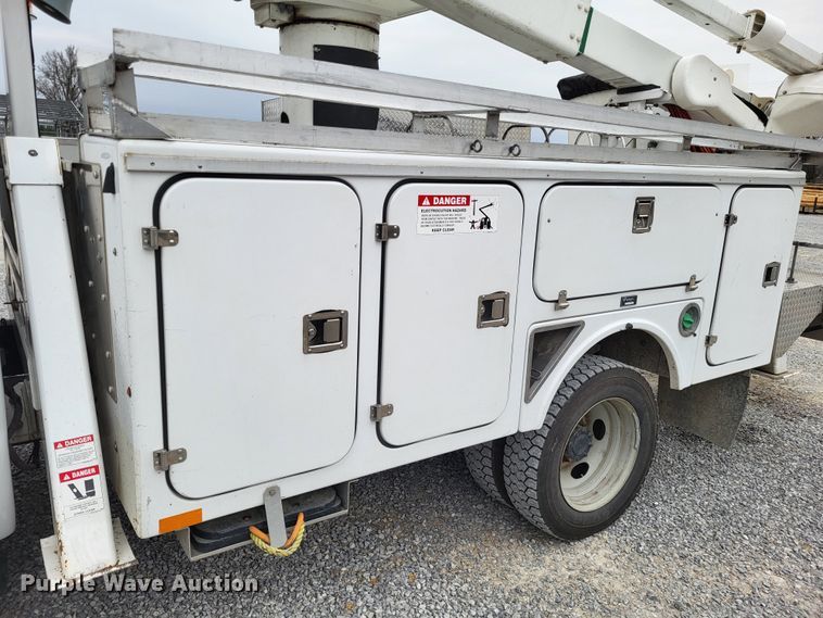 image for item DO3618 2010 Ford F550 Super Duty XLT  bucket truck