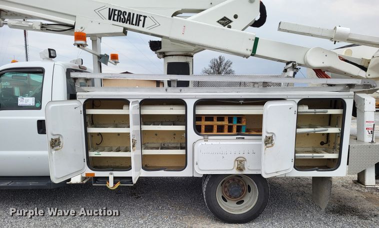 image for item DO3618 2010 Ford F550 Super Duty XLT  bucket truck