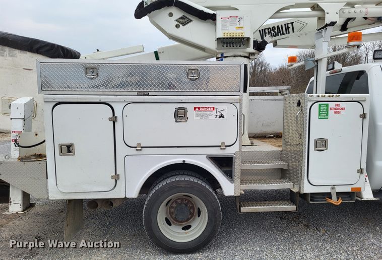 image for item DO3618 2010 Ford F550 Super Duty XLT  bucket truck
