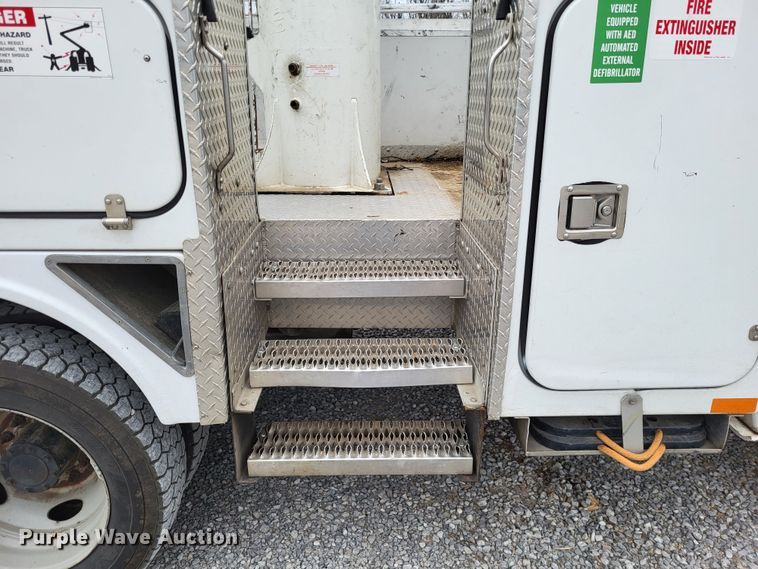 image for item DO3618 2010 Ford F550 Super Duty XLT  bucket truck