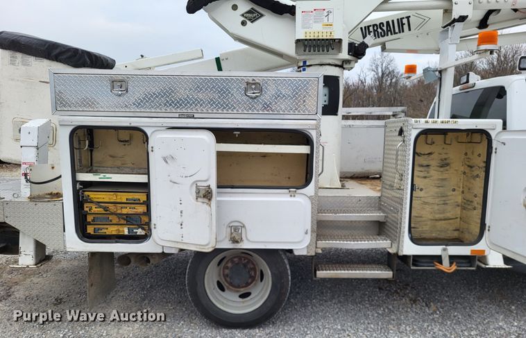 image for item DO3618 2010 Ford F550 Super Duty XLT  bucket truck