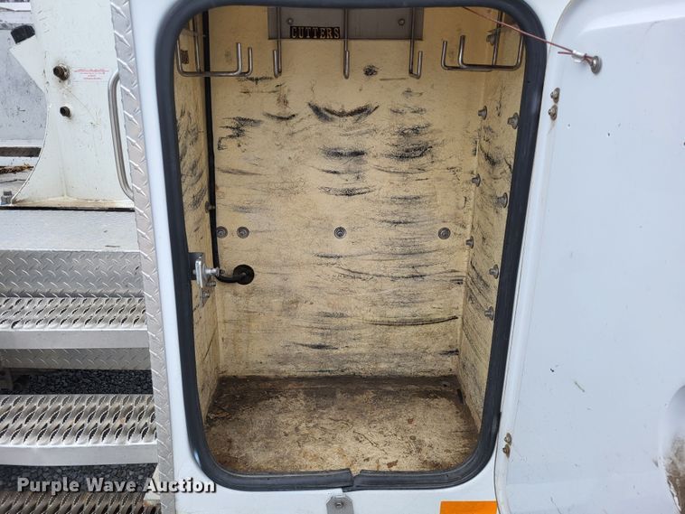 image for item DO3618 2010 Ford F550 Super Duty XLT  bucket truck