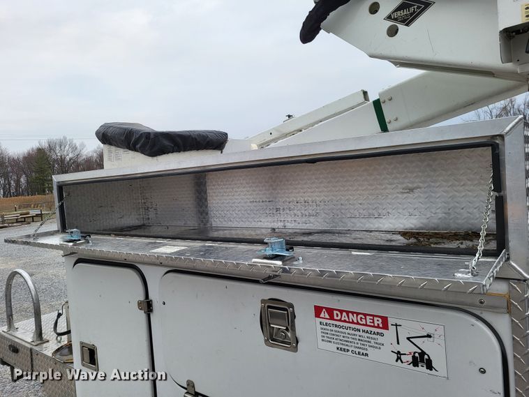 image for item DO3618 2010 Ford F550 Super Duty XLT  bucket truck