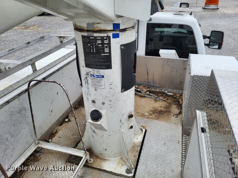 image for item DO3618 2010 Ford F550 Super Duty XLT  bucket truck