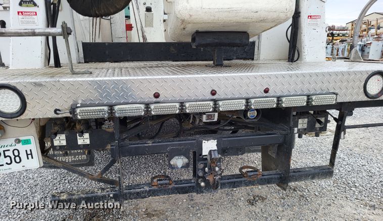 image for item DO3618 2010 Ford F550 Super Duty XLT  bucket truck