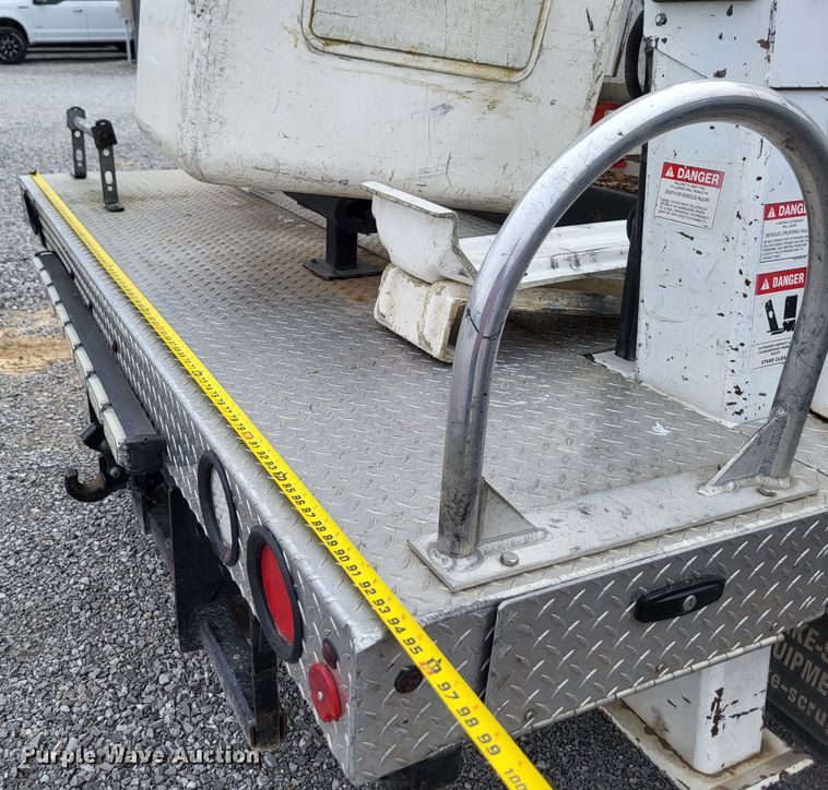 image for item DO3618 2010 Ford F550 Super Duty XLT  bucket truck